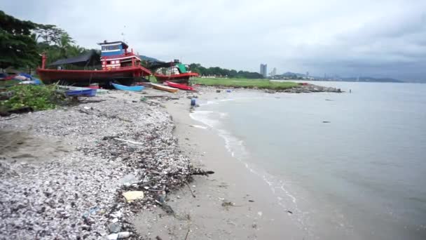 Bateau de pêche amarré en mer avec des nuages orageux dans le ciel, coup de main — Video