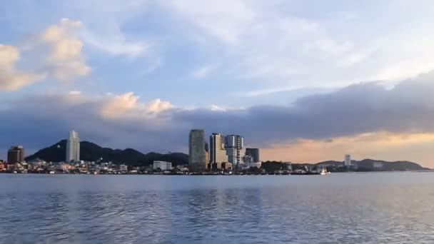 Tiempo Lapso Formación Nubes Sobre Siracha Paisaje Urbano Orillas Del — Vídeos de Stock
