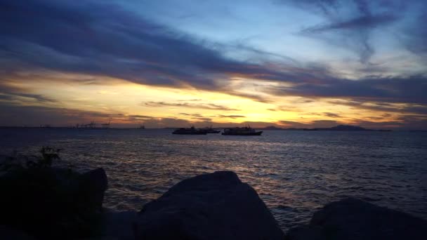 Cielo dramático en el mar con silueta de barco de pasajeros — Vídeos de Stock