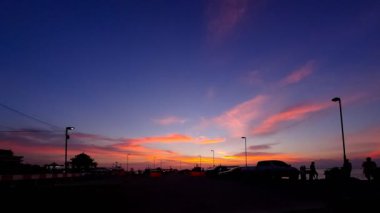 Limanda siluet trafiği, Siracha şehri, Chonburi, Tayland 'da dramatik alacakaranlık zamanı.