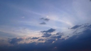 4K zaman aşımı koyu bulutlar alacakaranlık arkaplanıyla hareket eder