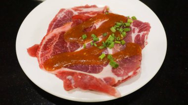 Beyaz tabakta çiğ domuz eti mangal için hazır.