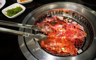 Barbekü için fırında çiğ et.