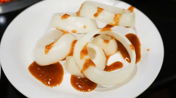 Φρέσκα Κρεμμύδια Σάλτσα Λευκό Πιάτο — Φωτογραφία Αρχείου