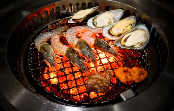 生虾仁和西沙什叶在烤炉上烧烤 — 图库照片