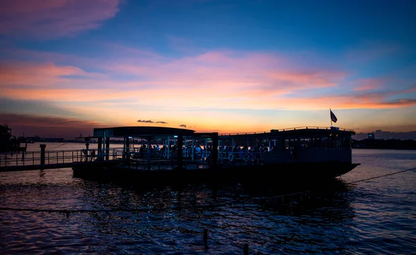 バンコク 11月30日 2020年11月30日 バンコクのチャオプラヤー川の夕暮れの空を持つバンナナイ桟橋のフェリーのシルエット — ストック写真