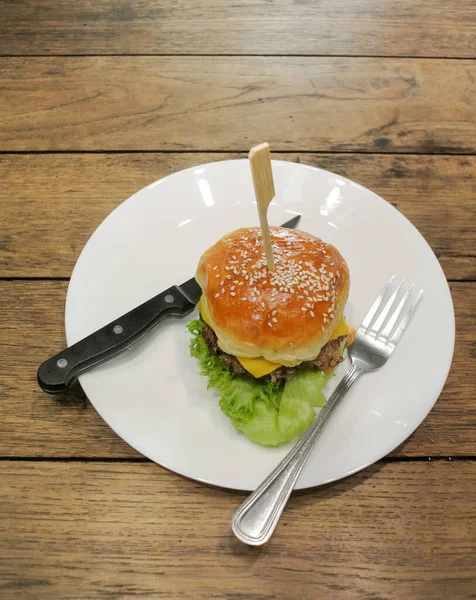 Cheese Burger Bílém Talíři Dřevěném Stole Vysokým Úhlem Pohledu — Stock fotografie