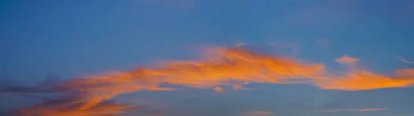 Vista Panorâmica Nuvens Vibrantes Com Efeito Luz Pôr Sol Crepúsculo — Fotografia de Stock