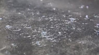 Yere düşen yağmur damlası