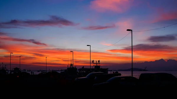 Cielo Dramático Con Silueta Poste Lámpara Calle Estacionamiento Puerto —  Fotos de Stock