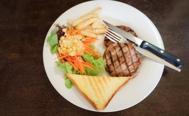 Bıçak ve çatallı biftek.