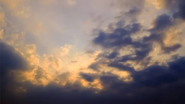 Dramatisk Himmel Med Moln Solnedgång Ljus — Stockfoto