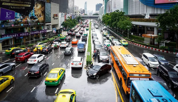 Bangkok Tajlandia Październik Ruch Uliczny Deszczem Skrzyżowaniu Phraya Thai Dniu — Zdjęcie stockowe