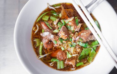 Yumurtalı erişte çorbası ve yüksek açılı et çorbası.