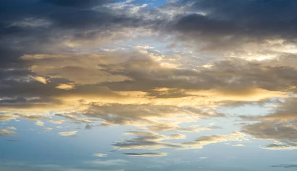 Wolken Met Zonsondergang Licht Lucht Achtergrond — Stockfoto