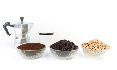 Kahve çekirdekleri ve demlik beyaz arka planda izole edilmiş.