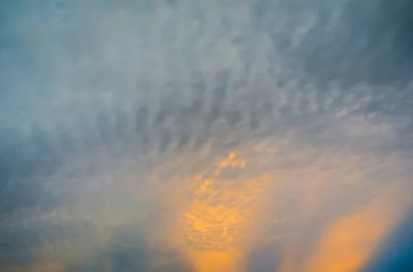 雲を背景にした劇的な空 — ストック写真