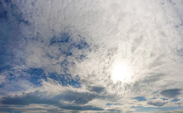 Красивое Облачное Небо Солнцем Позади Природный Фон — стоковое фото