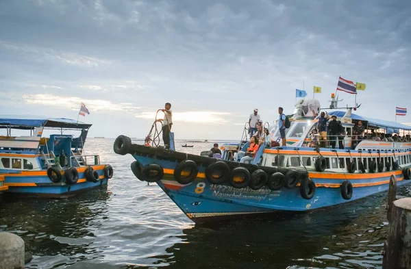 Chonburi Thailand Června Trajektová Loď Cestujícími Ostrova Chang Kotví Července — Stock fotografie