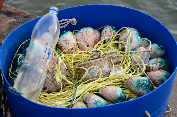 Ferramenta de pesca feita por pescador dentro cesta azul — Fotografia de Stock