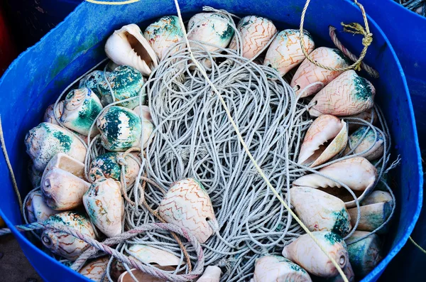 Fiske verktyg som gjorts av fiskare inuti blå korg — Stockfoto