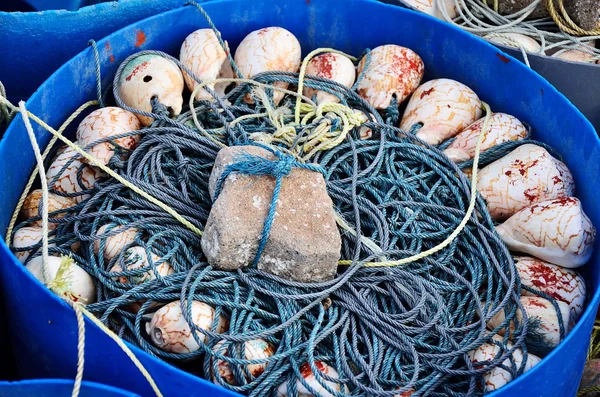 Nástroj rybaření rybář uvnitř modrý košík — Stock fotografie