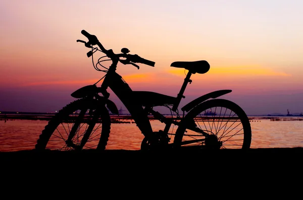 Silueta de bicicleta de montaña con cielo al atardecer — Foto de Stock