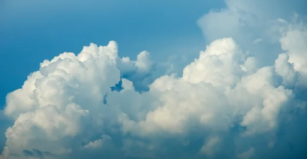 Bom fundo céu nublado — Fotografia de Stock