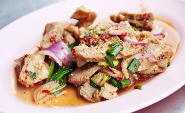 Dilimlenmiş biftek salatası.