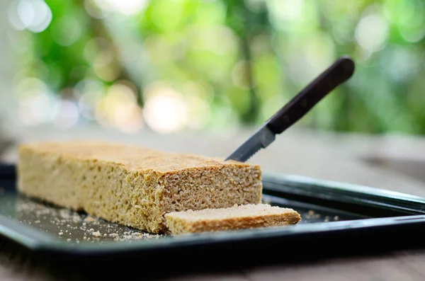 Домашний хлеб, нарезанный хлеб в подносе — стоковое фото