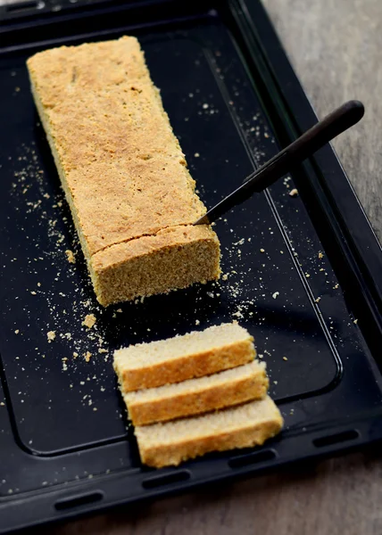 Pane fatto in casa, pane affettato in vassoio — Foto Stock