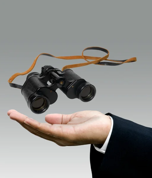 Concept Vison, binoculaire en main d'homme d'affaires — Photo
