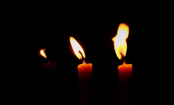 Luz de la vela en la oscuridad — Foto de Stock