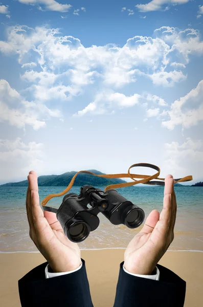 Binocular na mão na praia — Fotografia de Stock