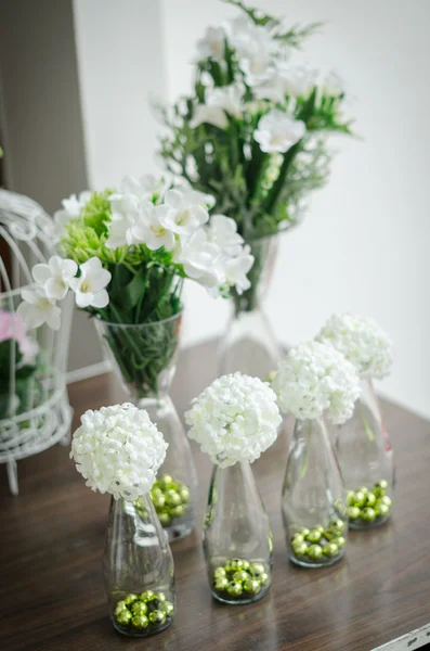 Blumen schmücken den Tisch — Stockfoto