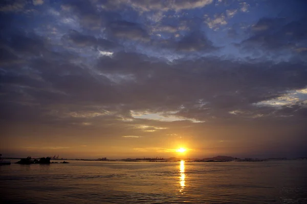 Cielo del atardecer con Koh Si Chang Island —  Fotos de Stock