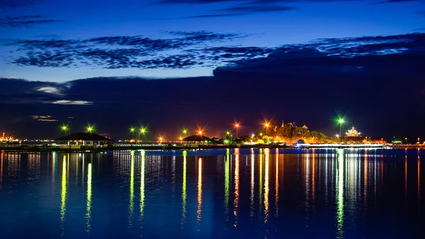 Scena notturna di Koh Loi, Sriracha, Chonburi, Thailandia — Foto Stock