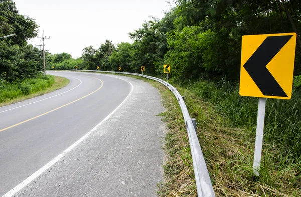 Bonito camino curva en el campo — Foto de Stock