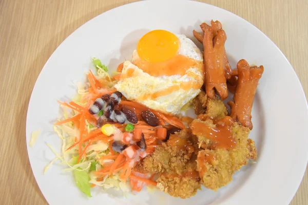 Estilo tailandés de arroz frito con eeg y pollo frito —  Fotos de Stock