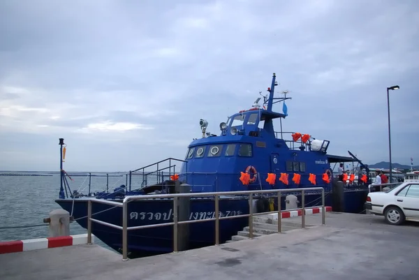 Buque investigador del Departamento de Pesca en el puerto de Koh loi en — Foto de Stock