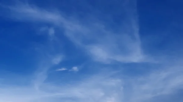 Mooie blauwe lucht met wolken — Stockfoto