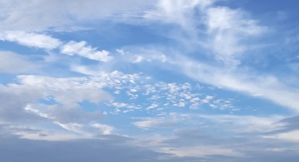 Joli ciel bleu avec des nuages — Photo