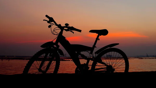 Silueta de bicicleta de montaña con cielo al atardecer, Tailandia — Foto de Stock