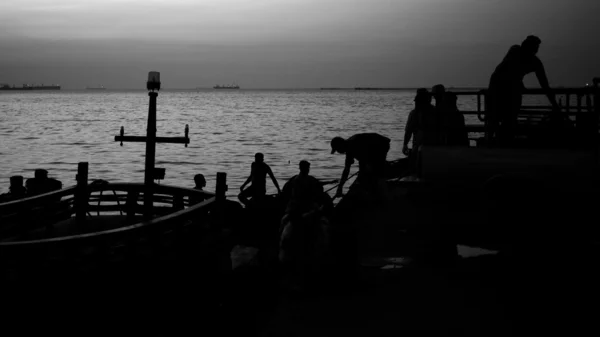 港で漁師仕事のシルエット — ストック写真