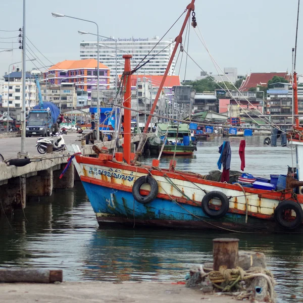 Fischerboot am Dock am 17. Oktober 2013 in Siracha, Choburi, Thailand — Stockfoto