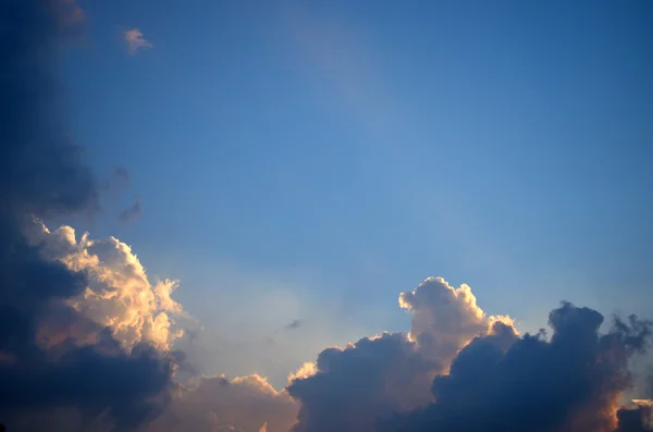 Bella nuvola nel cielo blu — Foto Stock