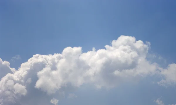 Sonnenstrahl mit Wolke am Himmel — Stockfoto