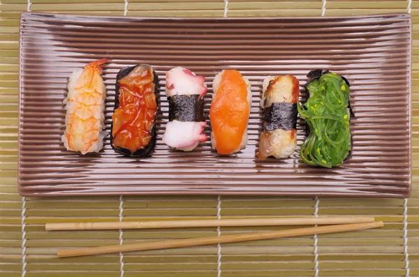 Sushi nigiri, cuisine japonaise avec bâtonnets de bambou — Photo