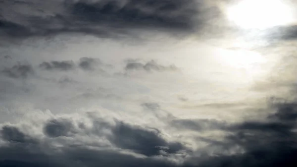 Luz solar no céu nublado — Fotografia de Stock