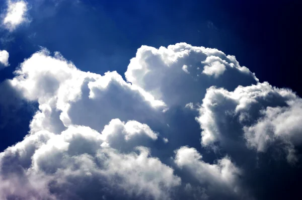 하늘에 구름과 함께 썬 레이 — 스톡 사진